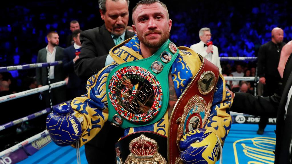 Vasily Lomachenko, posando con sus cinturones de campeón