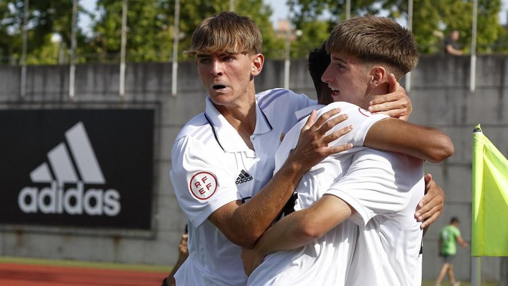 Los jugadores del Juvenil A celebran un gol.