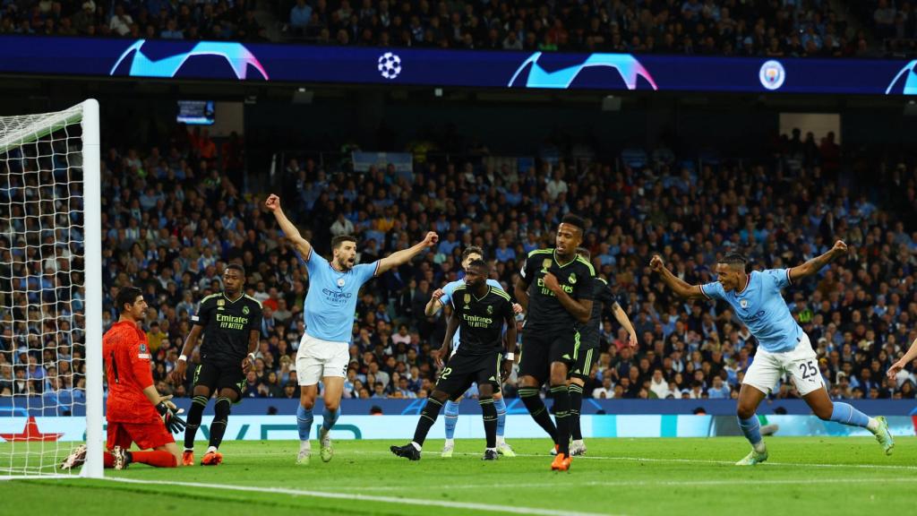 Los jugadores del City celebran el gol en propia puerta de Militao.