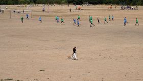 Un campo de fútbol en Reino Unido totalmente seco durante la ola de calor del pasado verano.