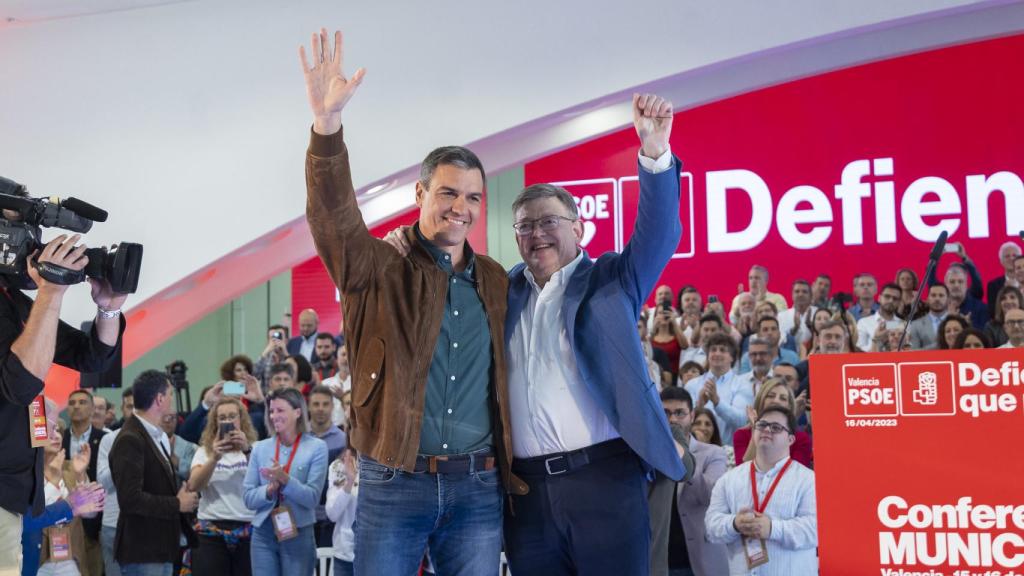 Pedro Sánchez, junto a Ximo Puig en el Museo de las Ciencias, donde hará finalmente su mitin. EE