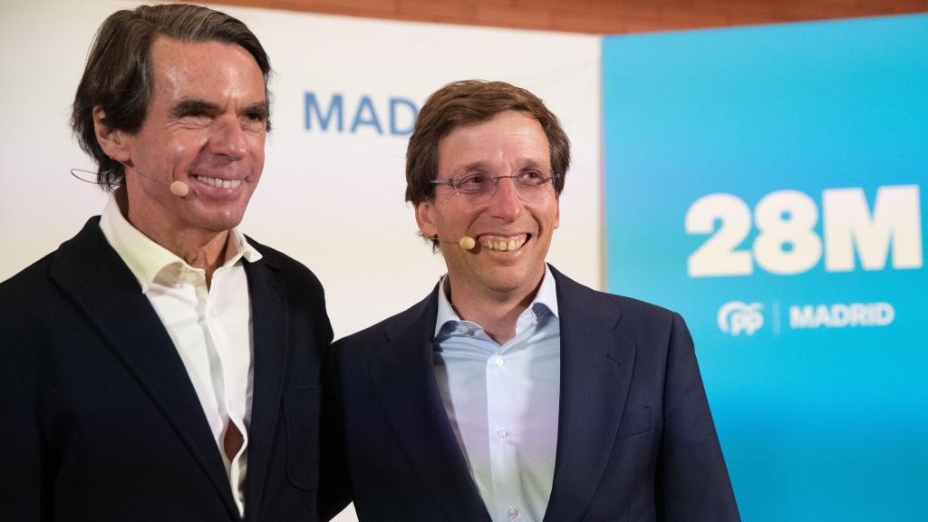 El expresidente del Gobierno y presidente de la Fundación FAES, José María Aznar y el alcalde de Madrid y candidato a la reelección, José Luis Martínez-Almeida, este miércoles.