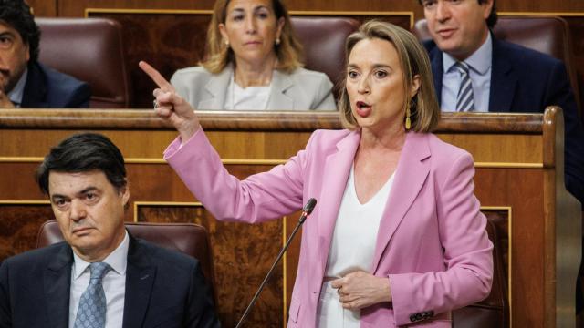 La portavoz del PP en el Congreso, Cuca Gamarra, interviene durante una sesión de control al Gobierno de este miércoles.