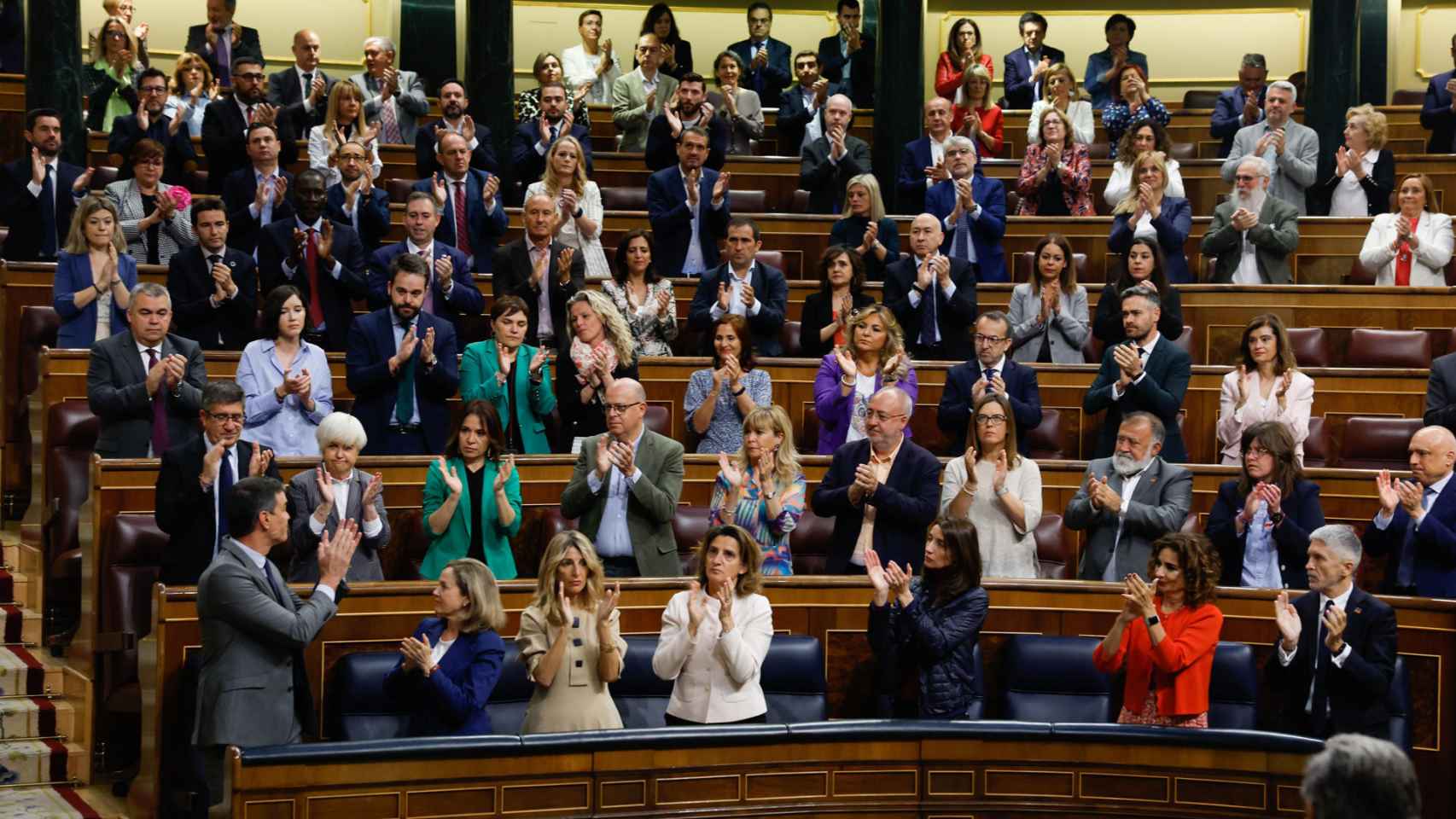 El presidente del Gobierno, Pedro Sánchez, y la bancada socialista este miércoles durante la sesión de control al Gobierno en el Congreso de los Diputados.