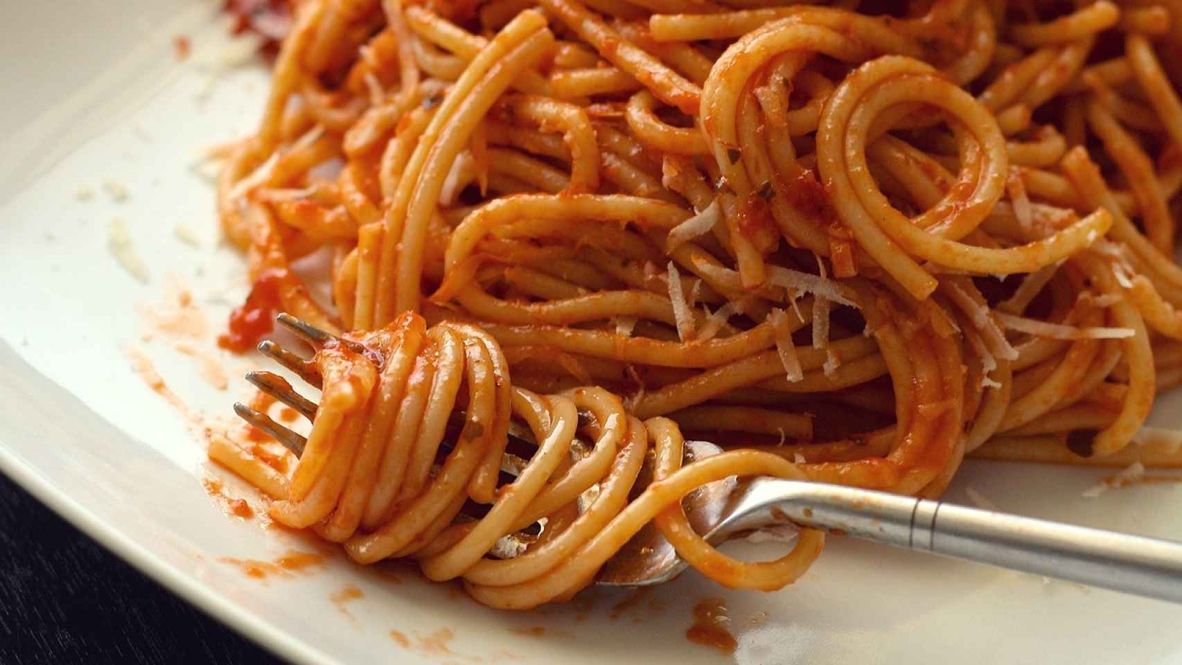 Un plato de espaguetis con tomate en un restaurante.