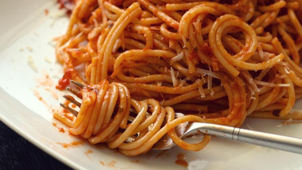 Un plato de espaguetis con tomate en un restaurante.