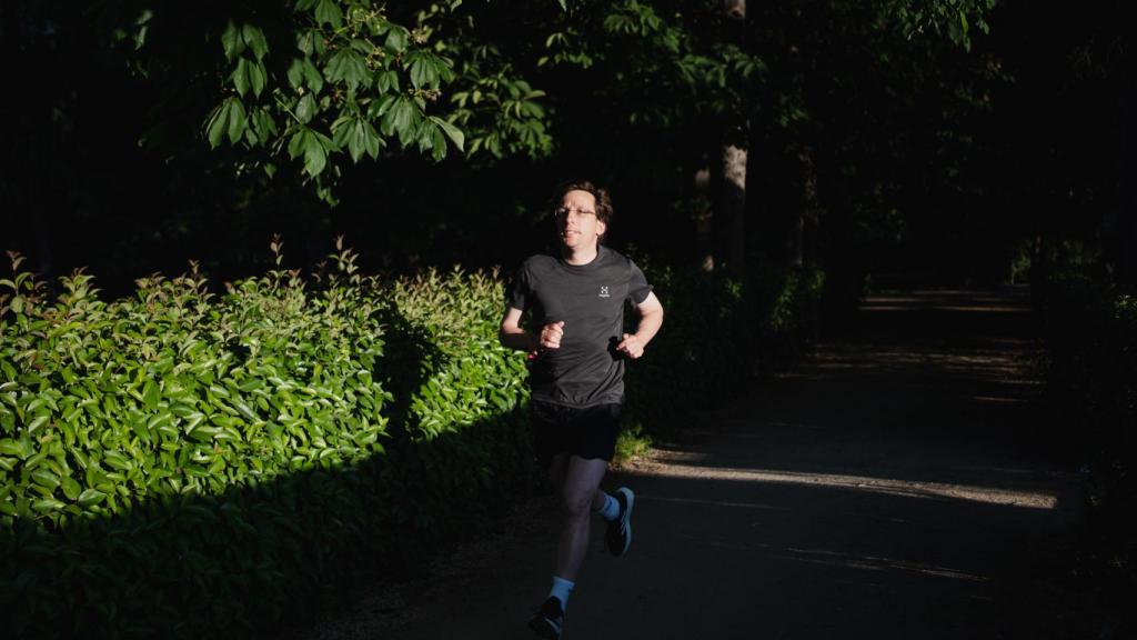 El alcalde de Madrid, José Luis Martínez-Almeida, corriendo por el Parque de El Retiro.