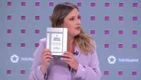 Alejandra Jacinto, candidata de Podemos, mostrando el libro de Alberto Reyero en el debate.