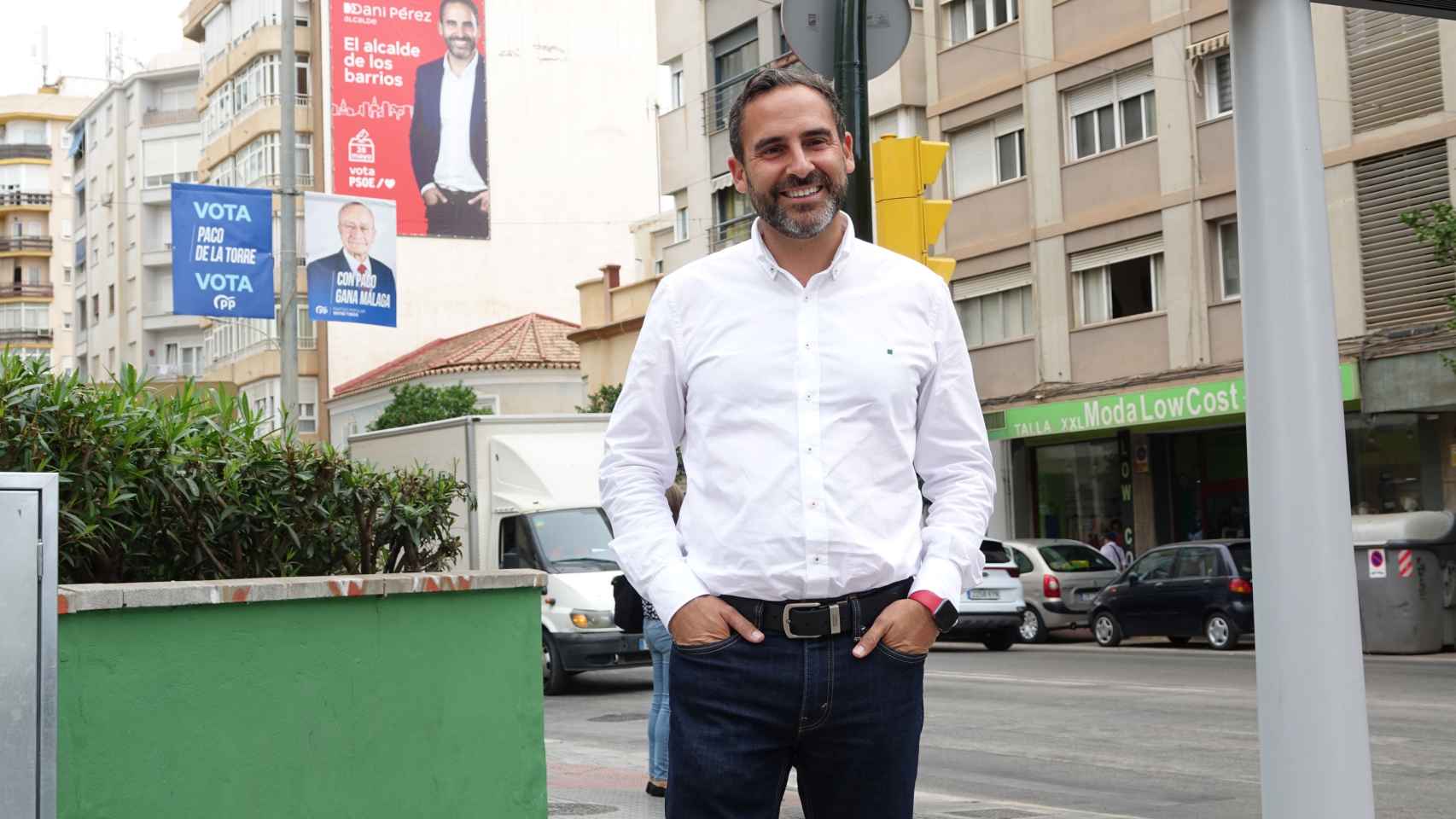 Daniel Pérez posa junto a los carteles electorales.