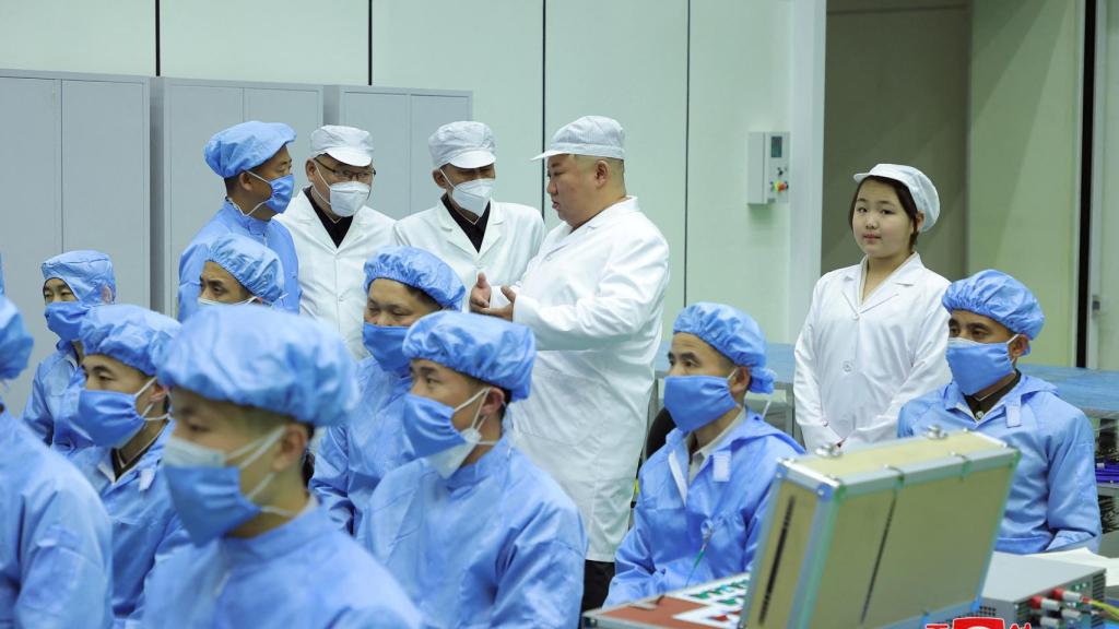 Kim Jong-un y su hija Kim Ju-ae inspeccionan la estación satélite militar.