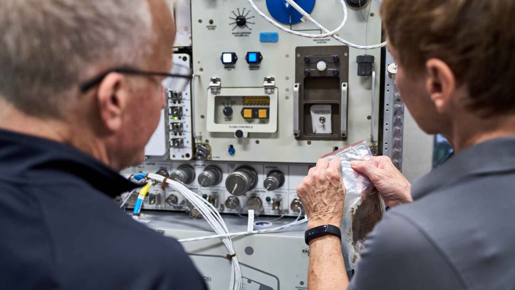 Dos de los astronautas en la fase de entrenamiento para la misión Ax-2