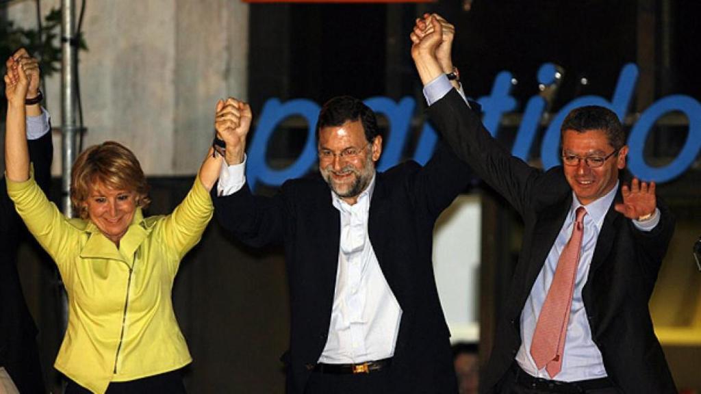 Esperanza Aguirre, Mariano Rajoy y Alberto Ruiz-Gallardón, en el balcón de Génova en 2007.