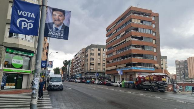 Las banderolas del PP de Alicante instalada en las farolas de la ciudad.