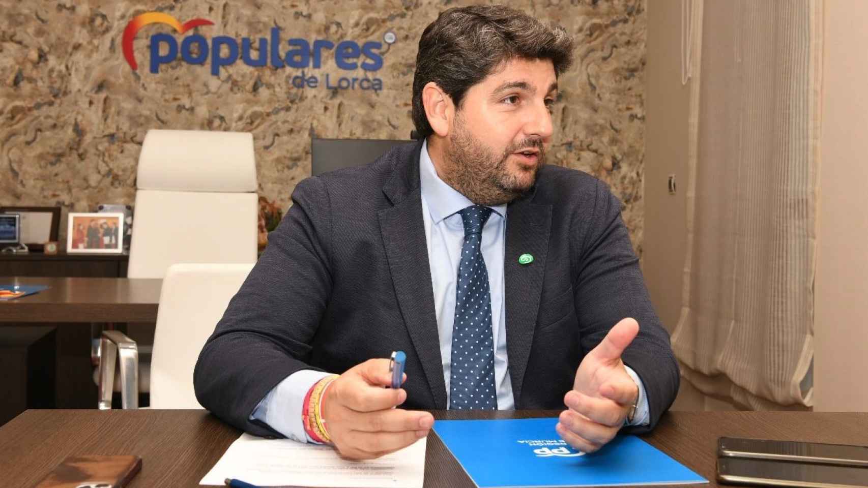 López Miras, el 11 de mayo, en la sede del PP de Lorca, durante la entrevista con EL ESPAÑOL.