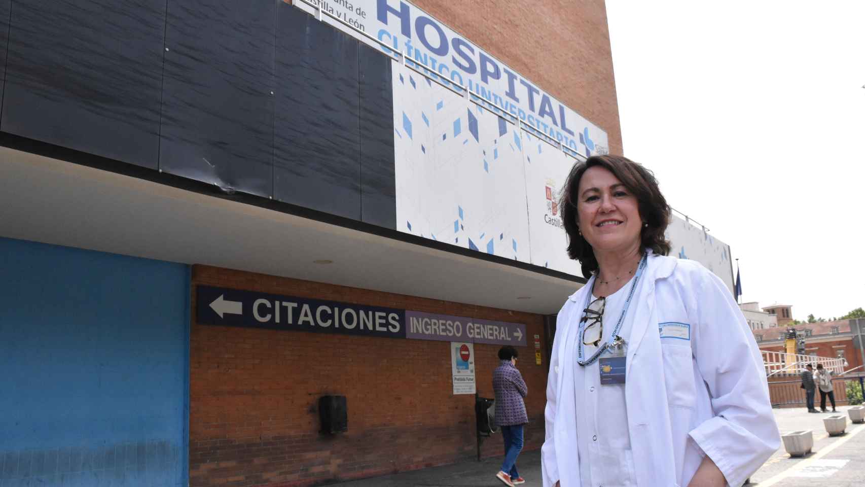 Mercedes a las puertas del Hospital Clínico Univesitario de Valladolid