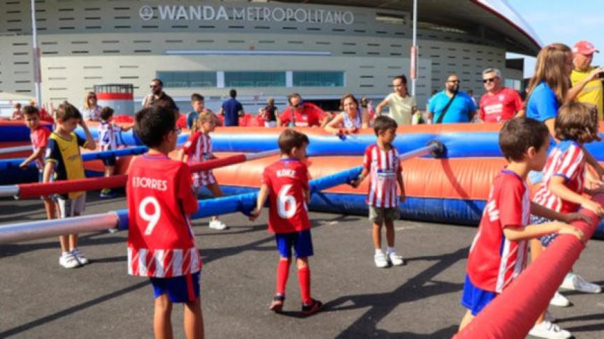 Futbolín viviente.