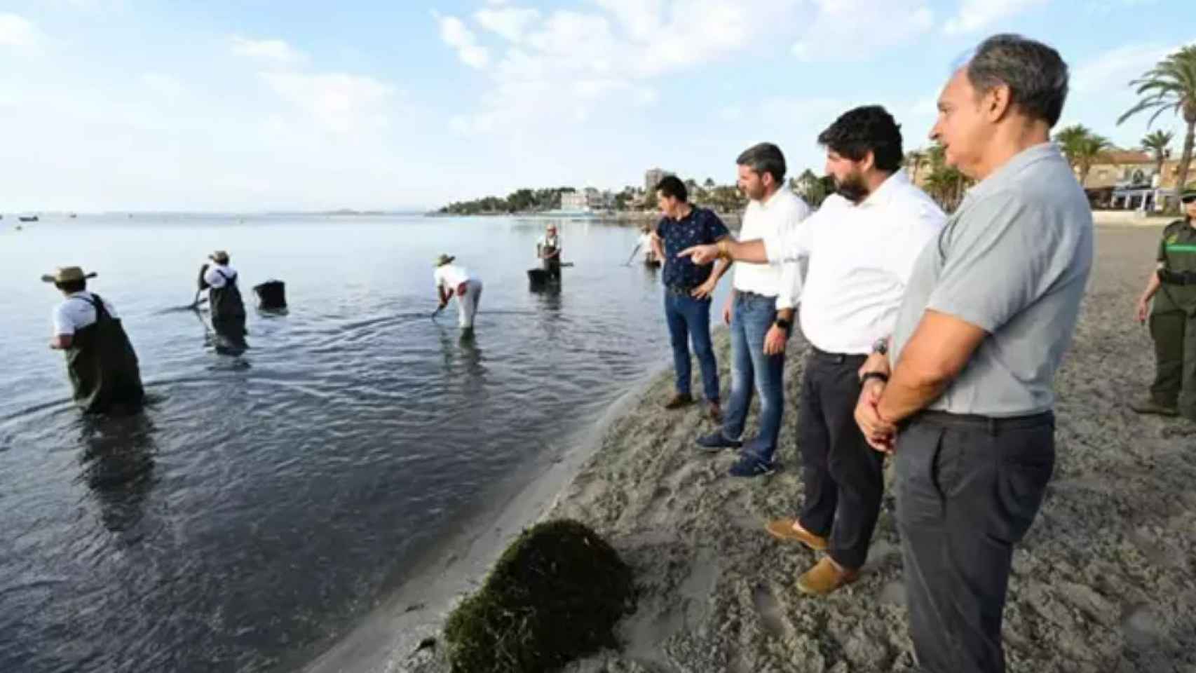 El presidente de la Región de Murcia, Fernando López Miras, en septiembre de 2022, conociendo de primera mano el trabajo que realizan las brigadas de retirada de biomasa en playas del Mar Menor.