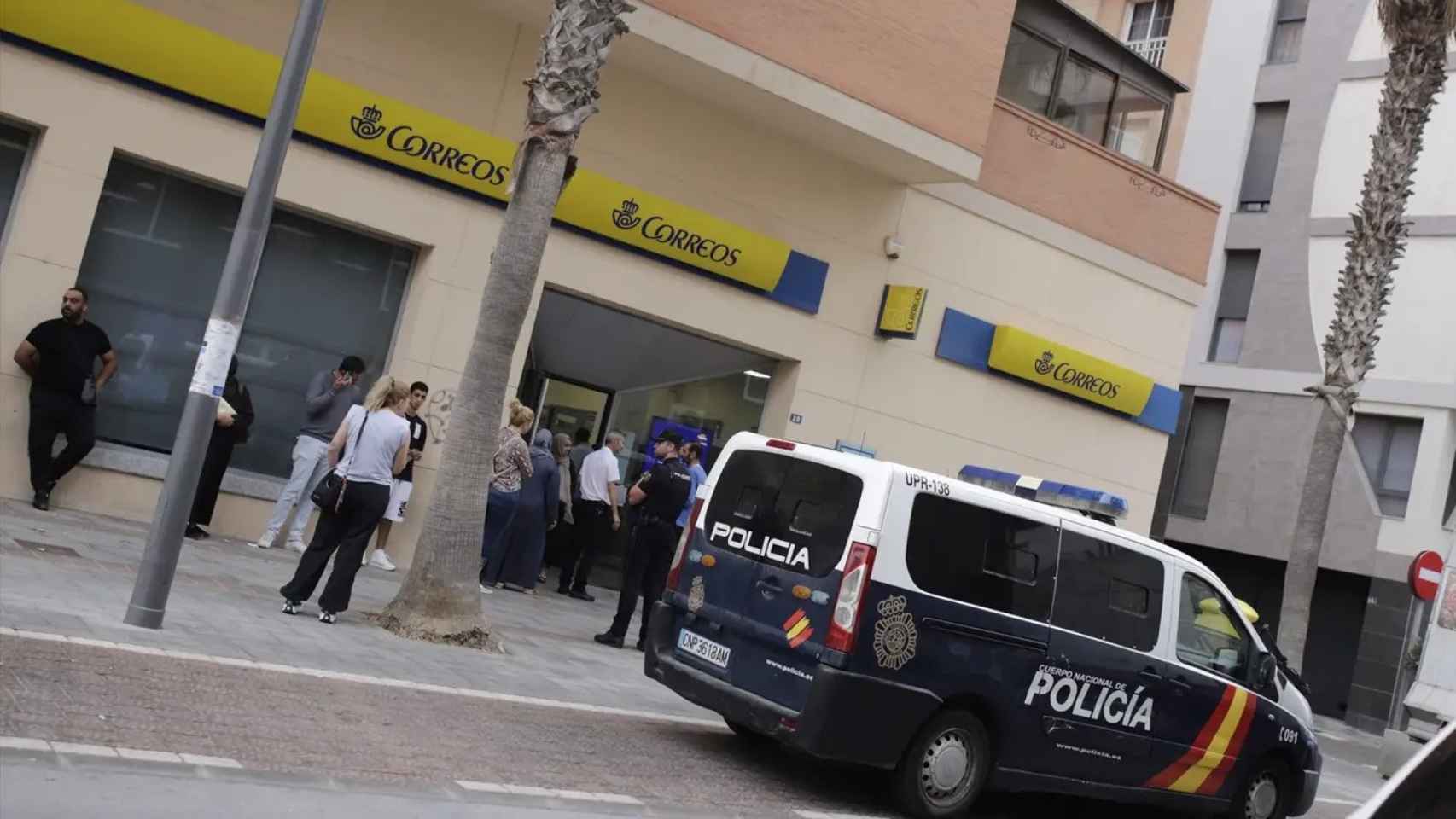 Furgón policial frente a una oficina de Correos en Melilla.