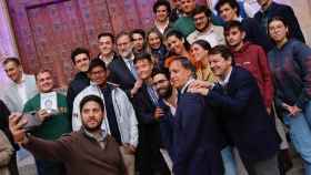 Mañueco junto a Rajoy y Carbayo en Salamanca haciéndose selfies