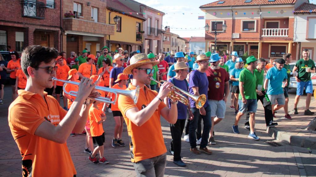 Las peñas recorren las calles de Santa Marina del Rey (León)