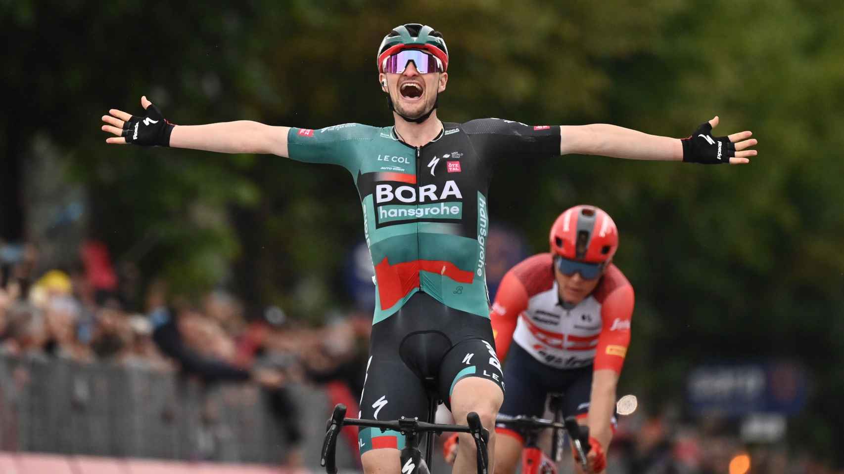 Nico Denz celebra su victoria en la duodécima etapa del Giro.