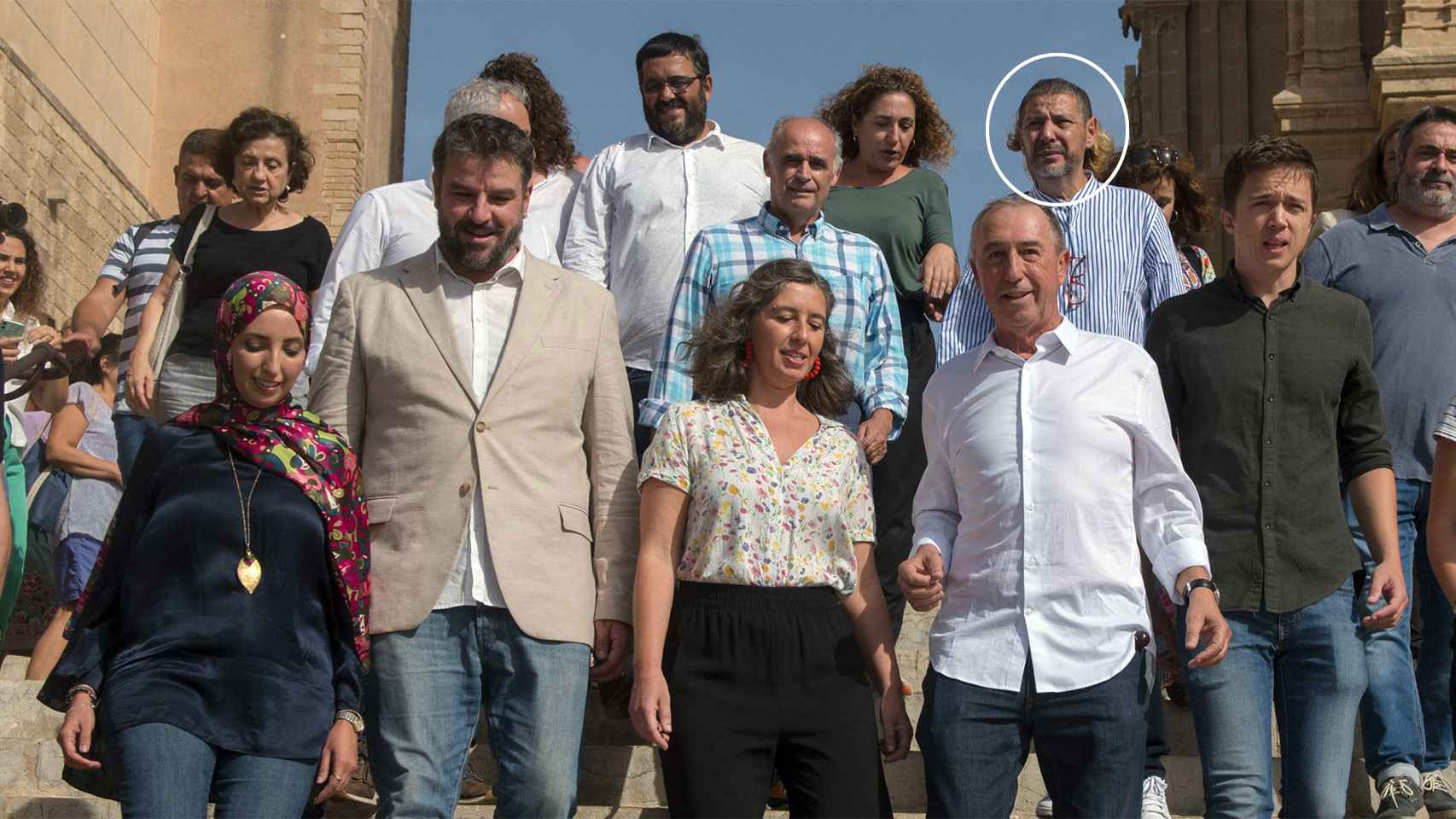 Mustafa Aberchán, líder de Coalición por Melilla, señalado por un círculo. Está situado detrás de Joan Baldoví (camisa blanca), de Compromís, e Iñigo Errejón (camisa negra) de Más País. A la izquierda de la imagen está Fátima Hamed, del MDyC ceutí.