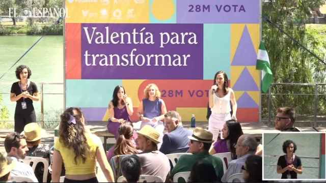 Dos feministas increpan a Ione Belarra en un acto de Podemos en Sevilla.