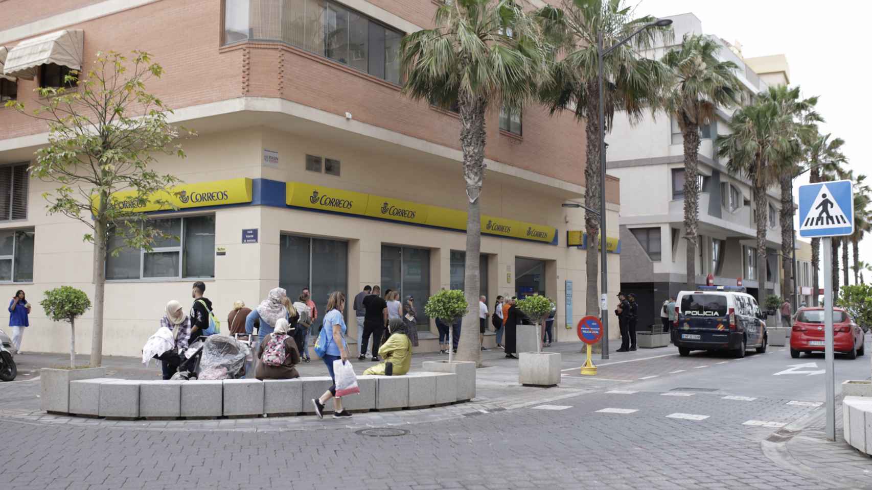 Las colas frente a la Oficina de Correos de Melilla para realizar el voto por correo.
