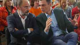 Pedro Sánchez junto al presidente del gobierno de Aragón, Javier Lamban, este jueves en un mitin del PSOE en Zaragoza.