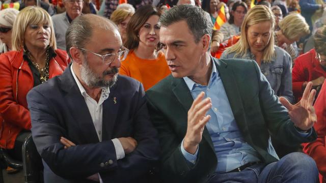 Pedro Sánchez junto al presidente del gobierno de Aragón, Javier Lamban, este jueves en un mitin del PSOE en Zaragoza.