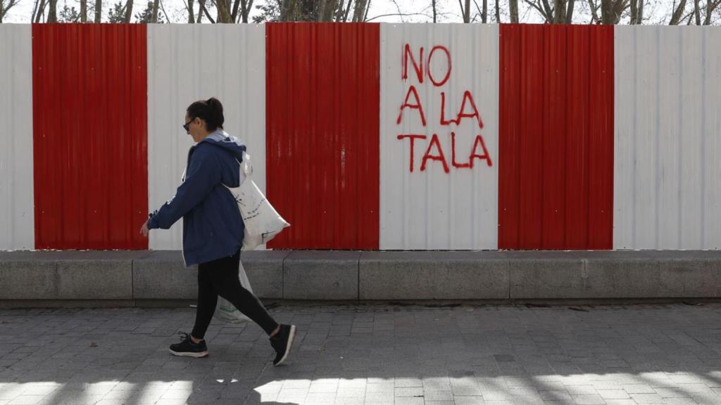 Vallado que rodea a los árboles que serán talados en Madrid-Río.