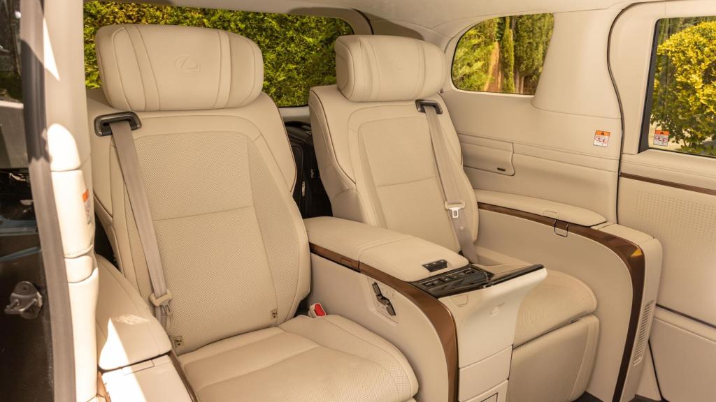 Imagen del interior del Lexus LM con dos asientos principales en la configuración de cuatro plazas.