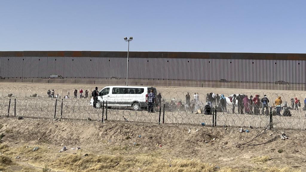 Migrantes tratan de cruzar la frontera entre México y Estados Unidos.