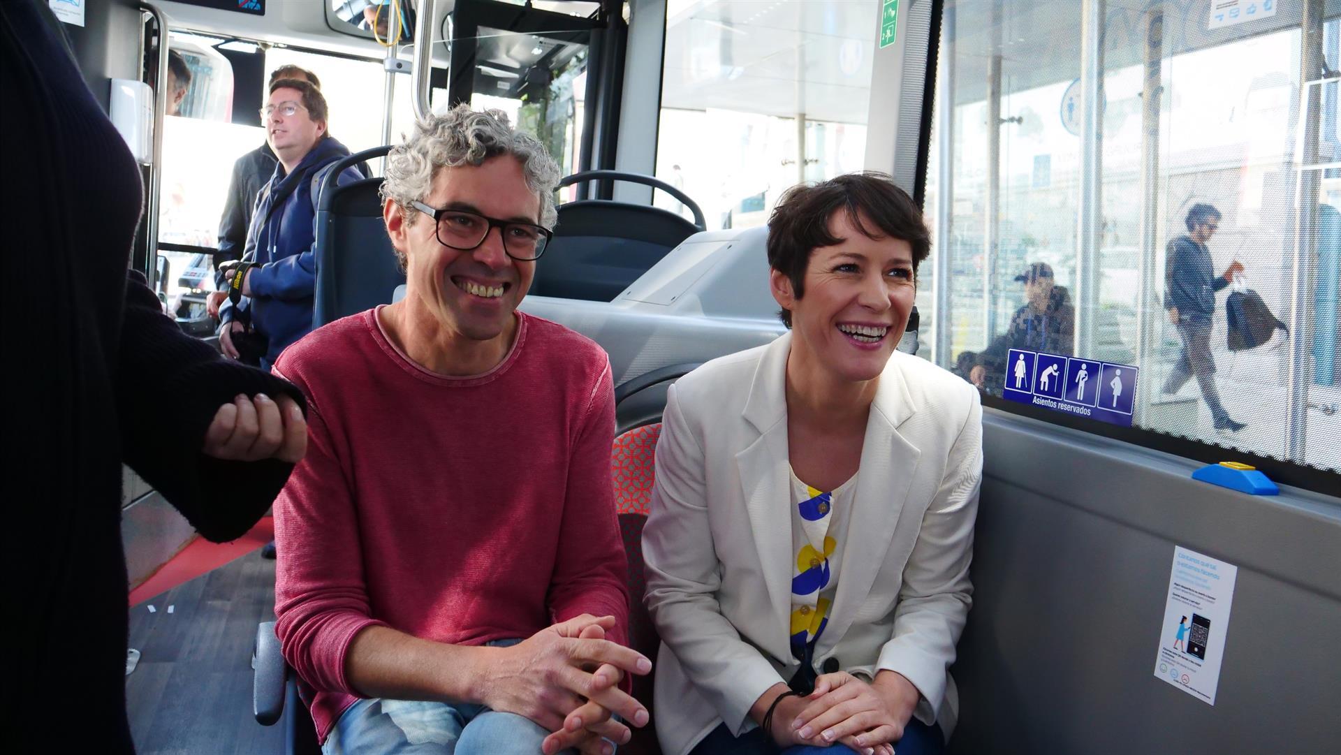 Iván Rivas y Ana Pontón durante el trayecto realizado esta mañana en autobús. Imagen: BNG