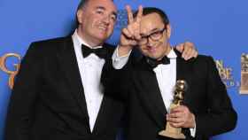 Alexander Rodnyansky y Andrey Zvyagintsev, productor y director de 'Leviatán' en los Globos de Oro de 2015.