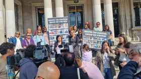 Familiares de las víctimas del ‘Villa de Pitanxo’ frente a la Subdelegación del Gobierno en Pontevedra.