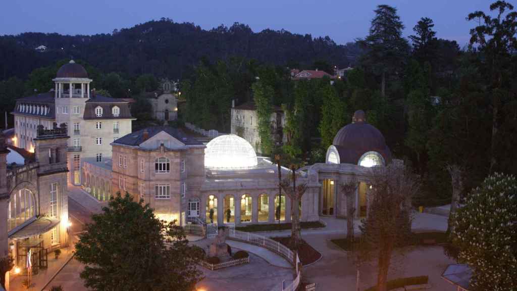 Vista nocturna de las instalaciones del balneario.