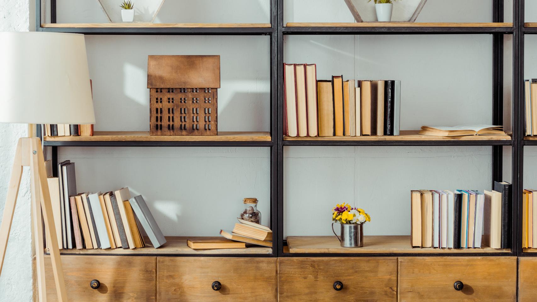 Estantería con libros en una sala de estar.