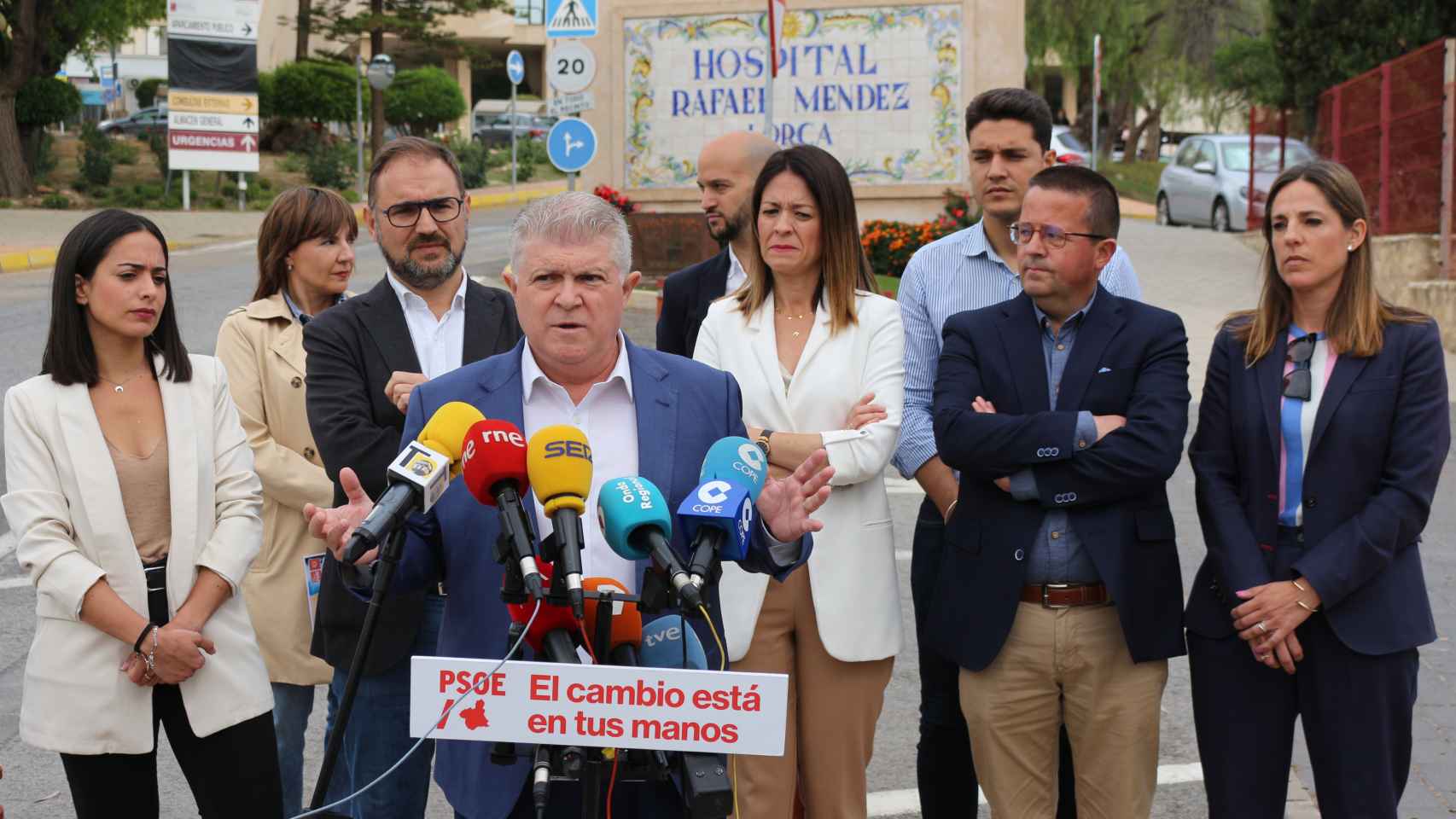 El candidato del PSOE, José Vélez, a las puertas del Hospital Rafael Méndez de Lorca.