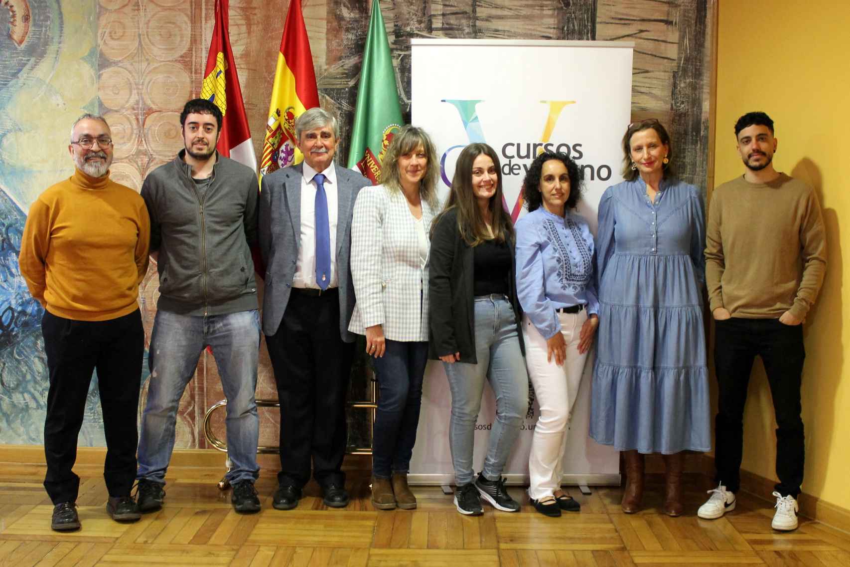 El rector, la vicerrectora y el director de la Universidad de León con el personal del Área de Extensión Universitaria