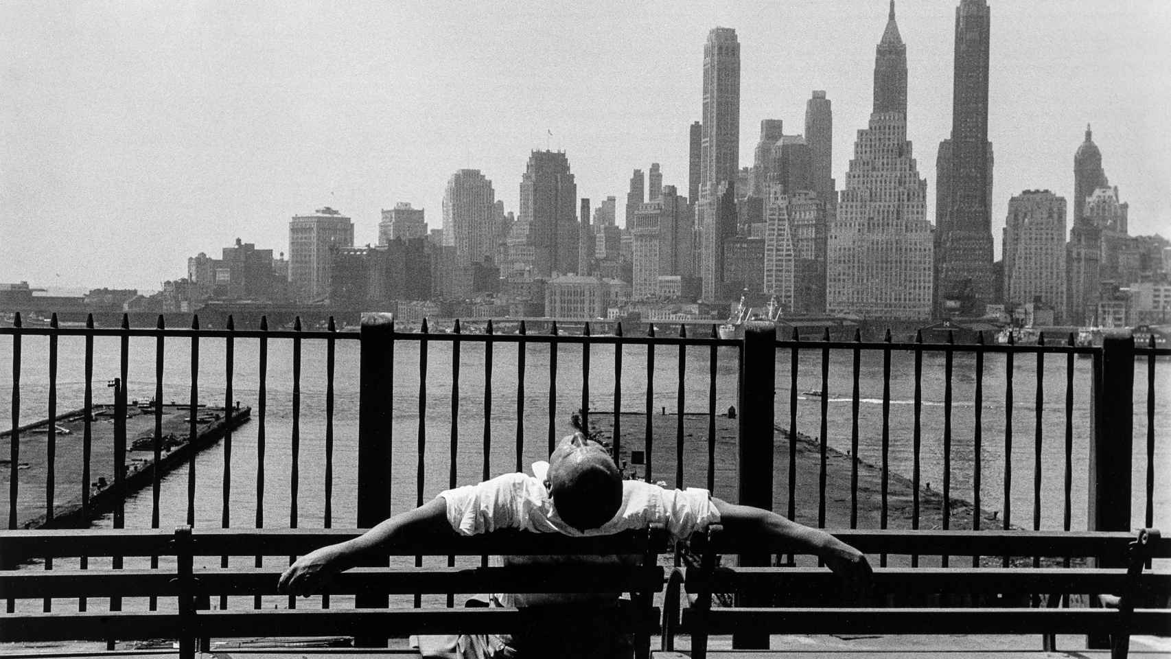 Louis Stettner: 'Brooklyn Promenade, Brooklyn, New York'. 1954. © Louis Stettner Estate