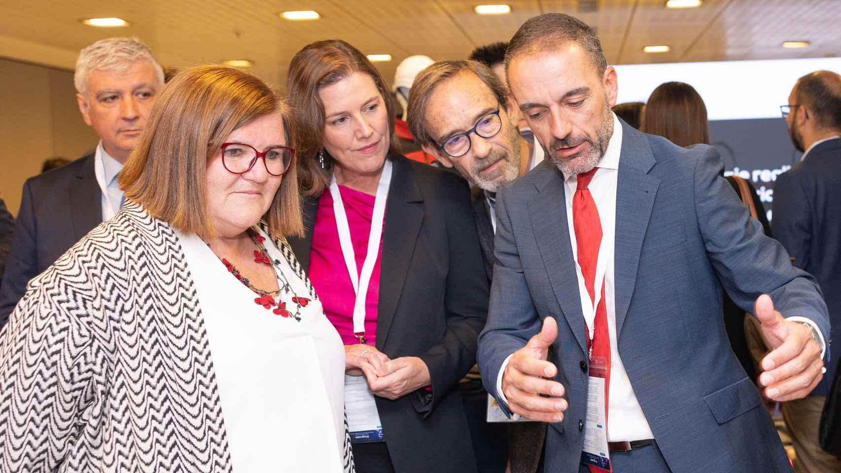 La secretaria general de Innovación, Teresa Riesgo, y la presidenta de Fedit, Laura Olcina, durante su recorrido por la zona de exposición de Meetech Spain.