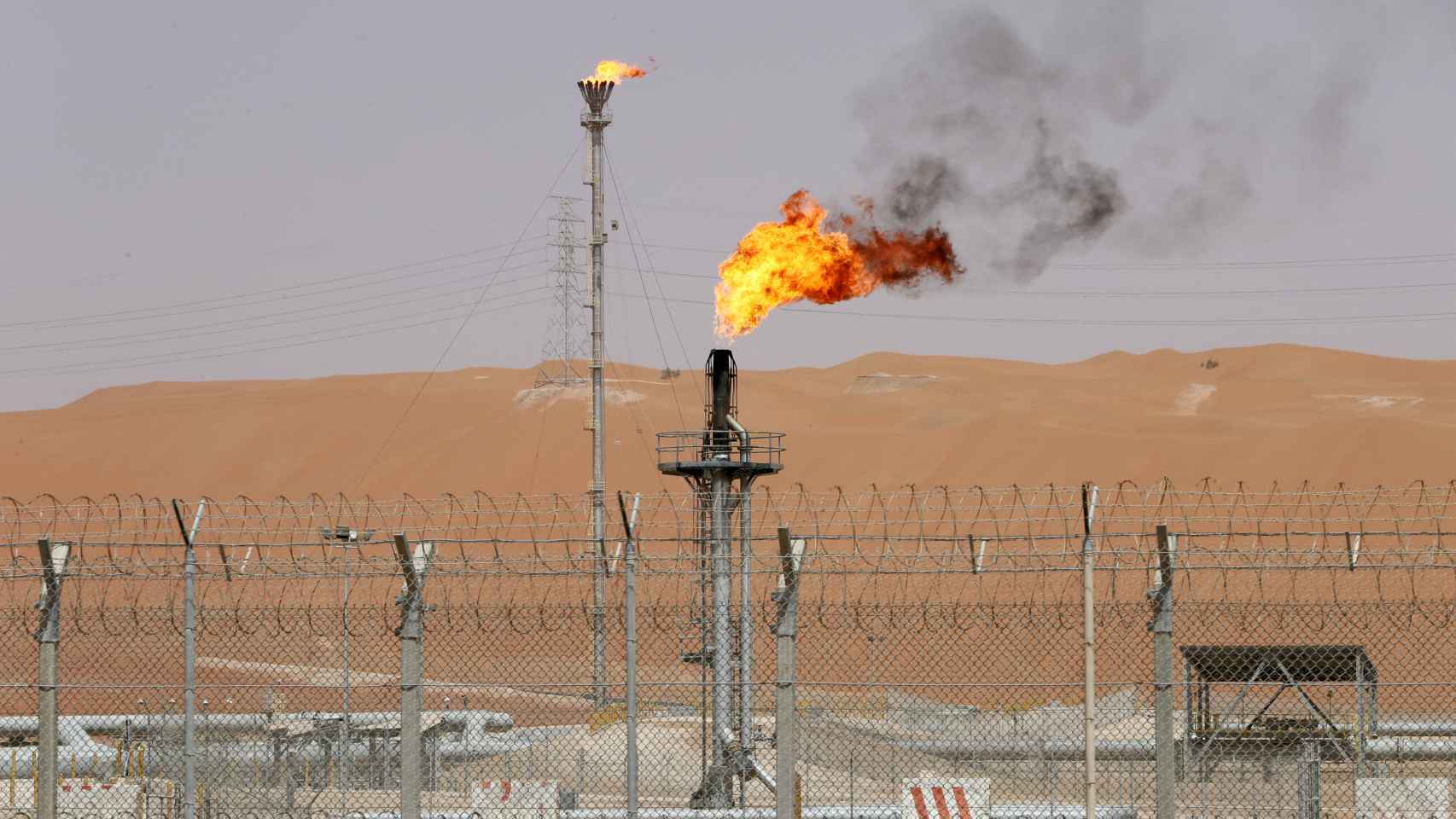 Las llamas del campo petrolero Shaybah de Saudi Aramco, en Arabia Saudí.