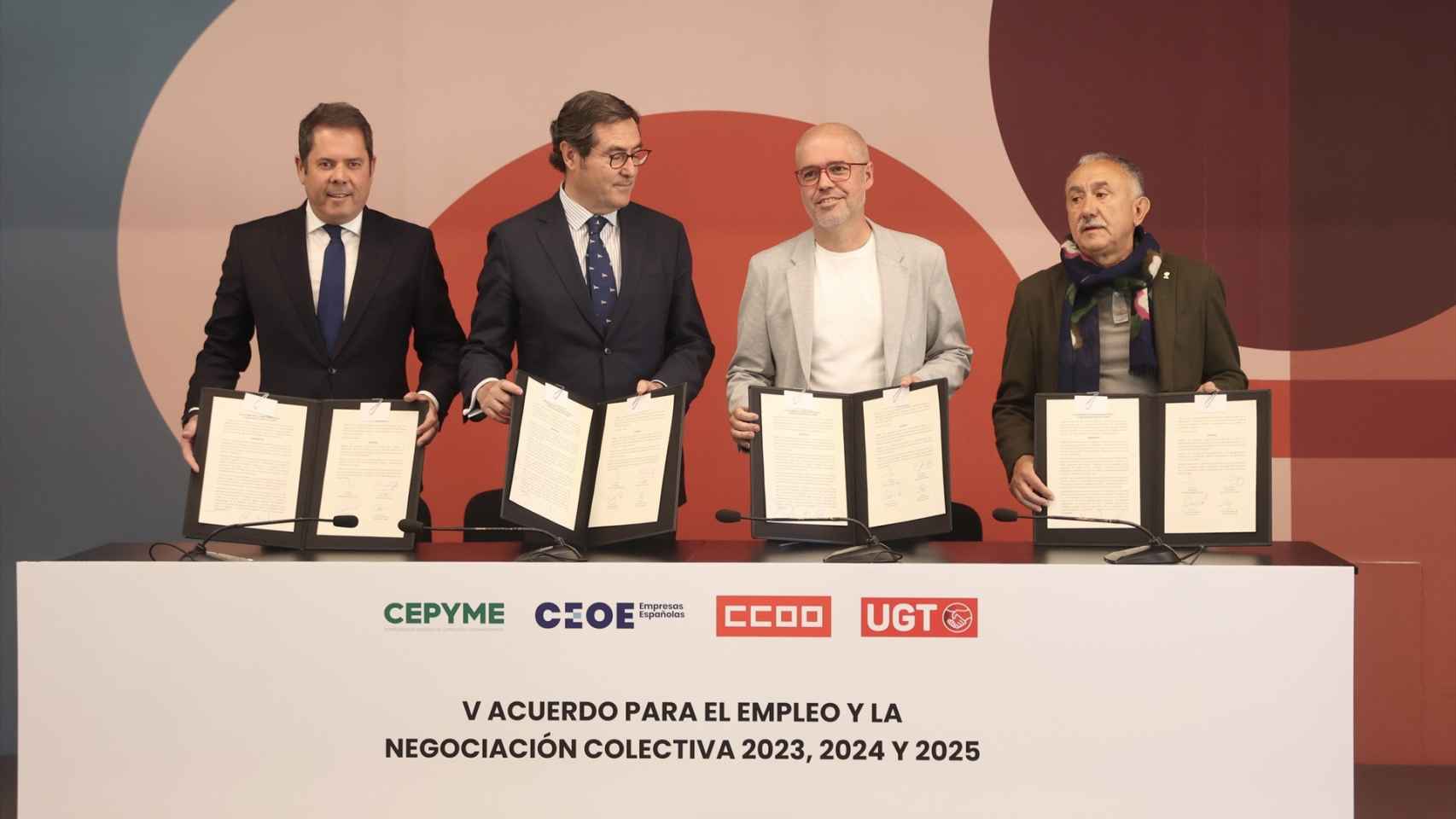 Los presidentes de CEOE y CEPYME, Antonio Garamendi (2i)y Gerardo Cuerva (1i), y los secretarios generales de UGT y CCOO, Pepe Álvarez (1d) y Unai Sordo (d).