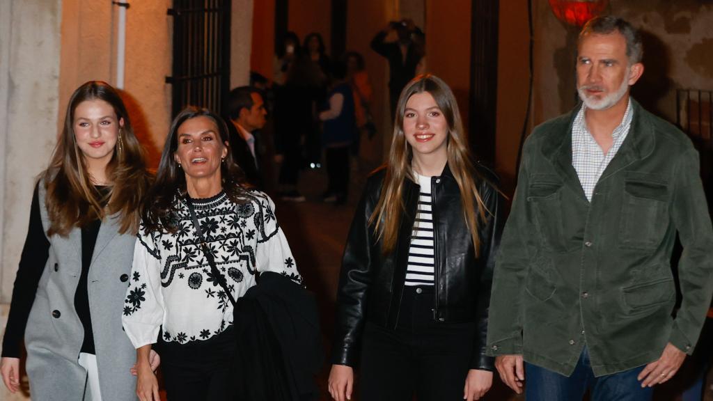 Los reyes de España, Felipe VI y Letizia, junto a sus hijas, Leonor y Sofía, en Chinchón, el pasado mes de abril.