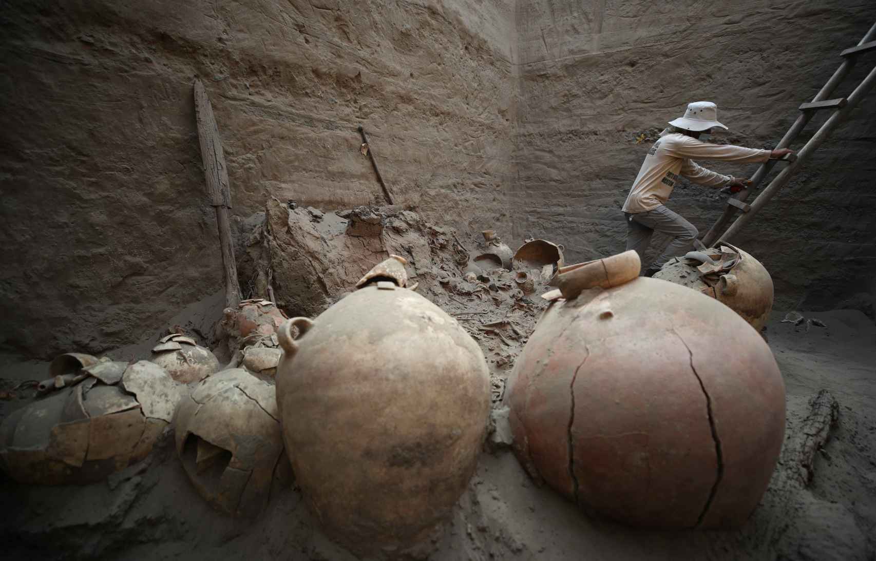 En primer plano, los objetos de cerámica hallados en la tumba.