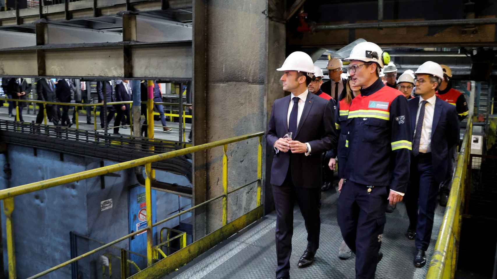 Emmanuel Macron, durante una visita a una fábrica de aluminio en Dunkerque la semana pasada