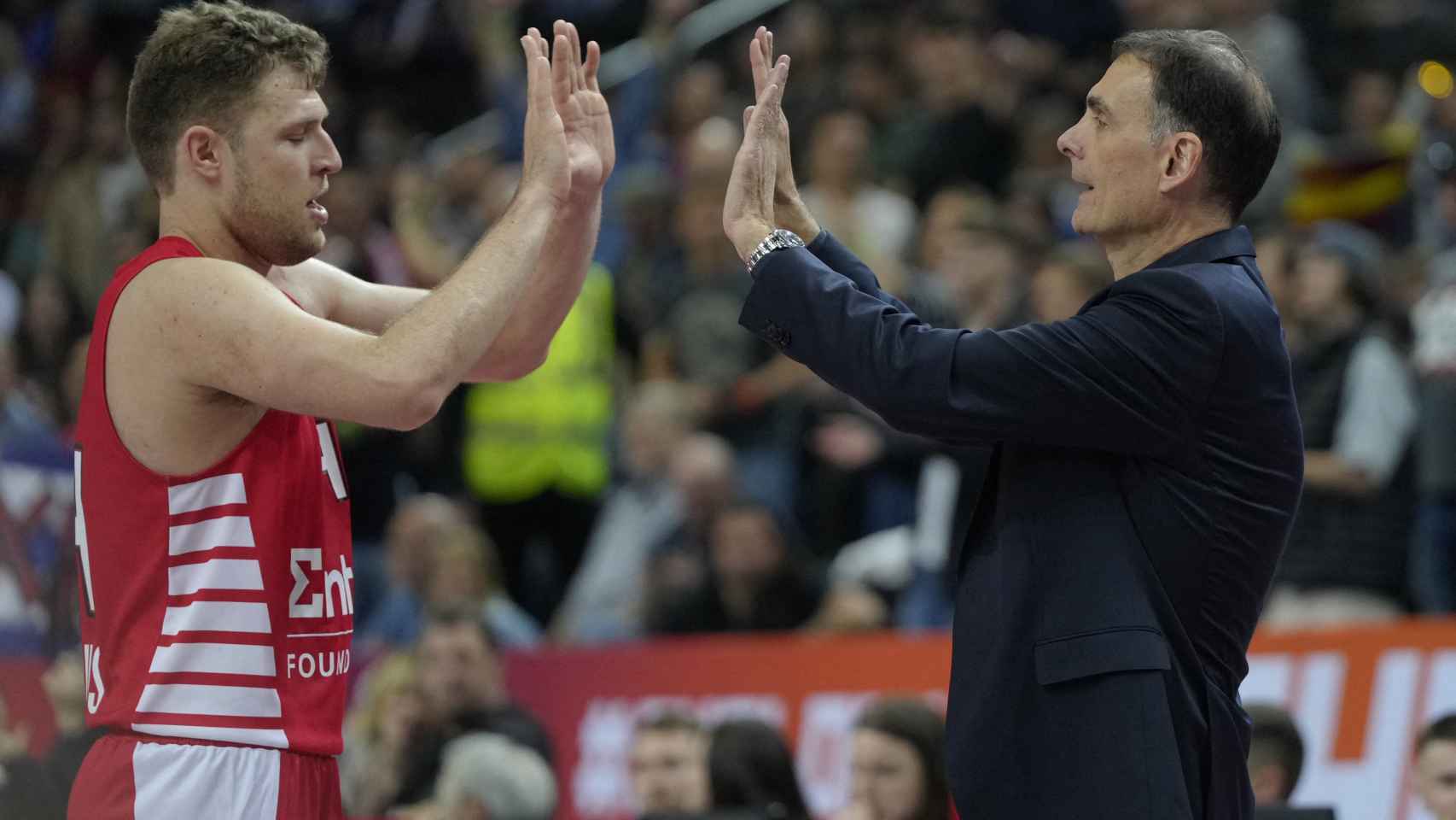 Vezenkov celebra con su entrenador.