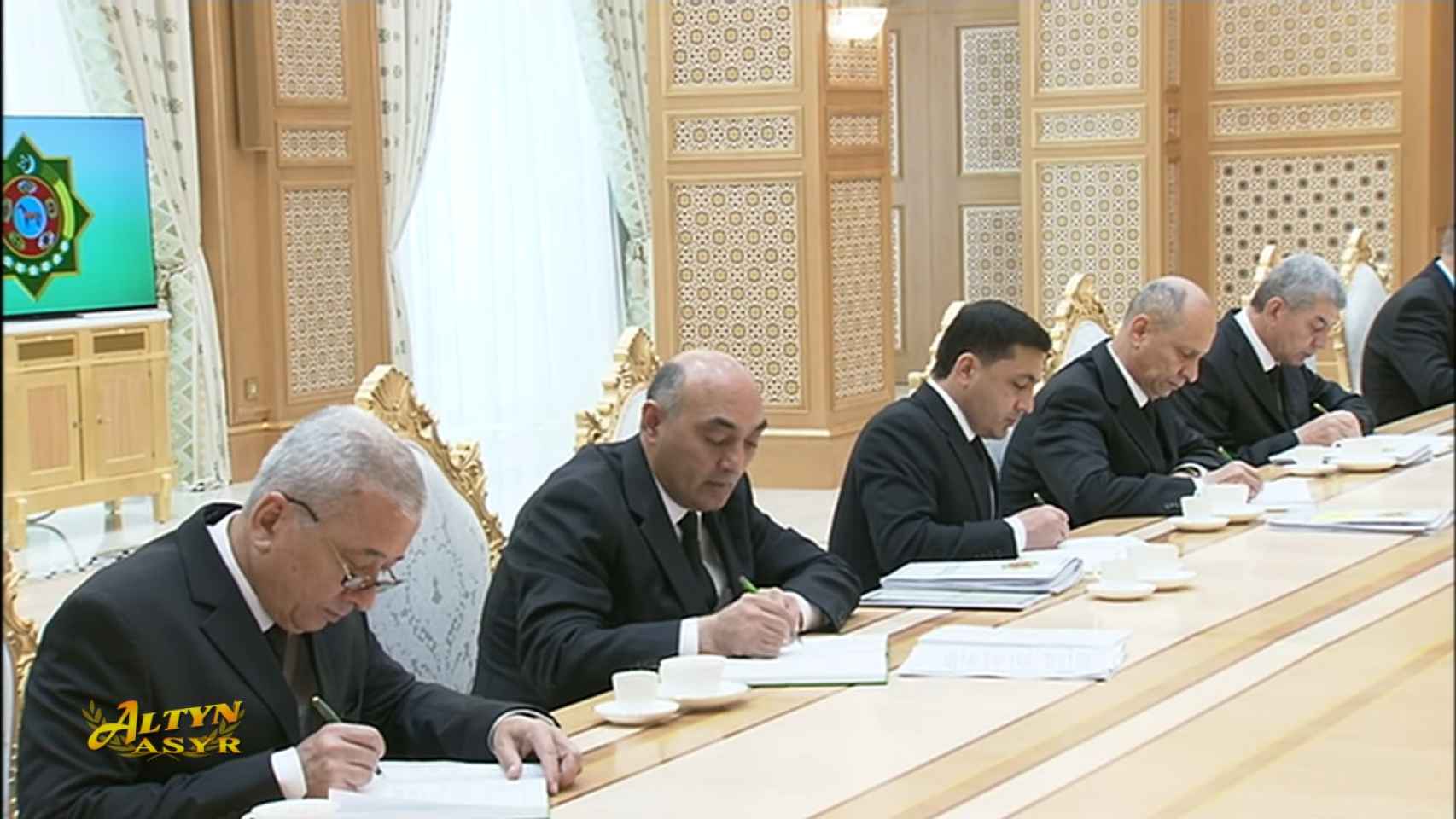 Altos funcionarios turkmenos tomando nota de las palabras del exdictador Gurbanguly Berdimuhamedow