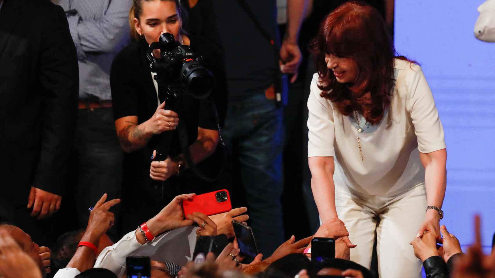 Cristina Fernández de Kirchner saluda a los asistentes durante una clase magistral en La Plata, este abril.